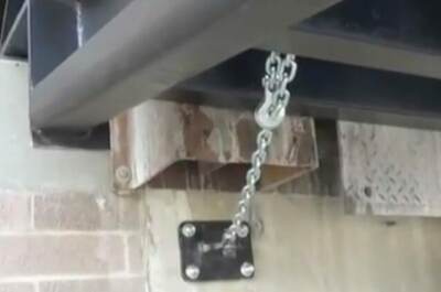 Loading dock ramp safety chains